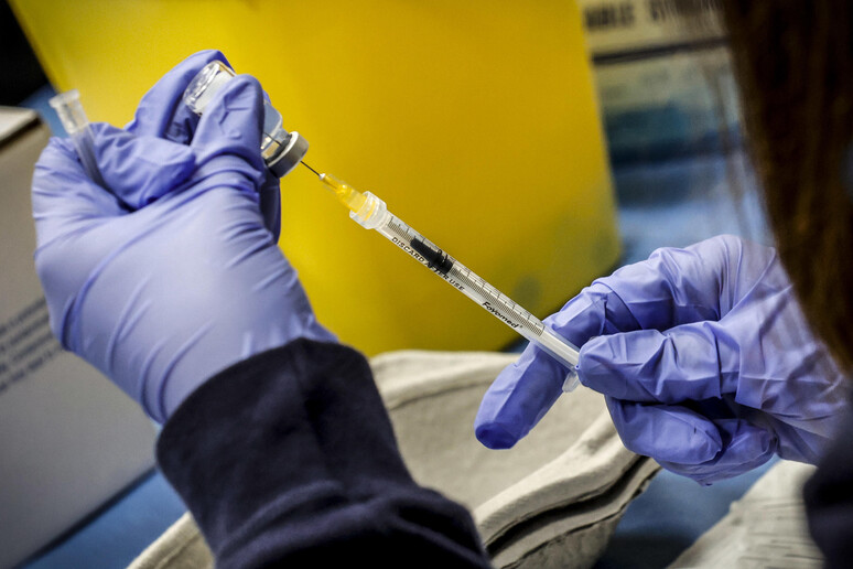 La preparazione di una dose di vaccino anti Covid - RIPRODUZIONE RISERVATA