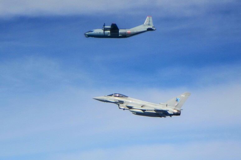 Gb: caccia Raf intercettano 4 aerei militari russi - Notizie 