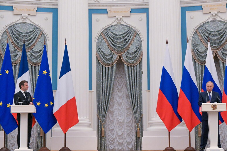 Macron-Putin in una foto dei giorni scorsi © ANSA/EPA