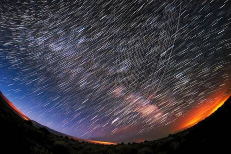 Il passaggio dei satelliti Starlink nel cielo del Nuovo Messico (fonte: M. Lewinsky) - RIPRODUZIONE RISERVATA