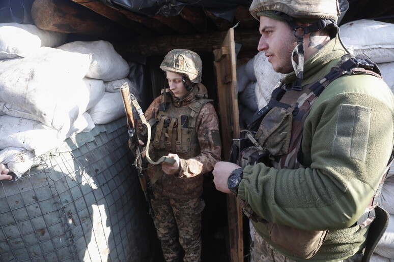 I militari ucraini non lontano dalla città di Lugansk © ANSA/EPA