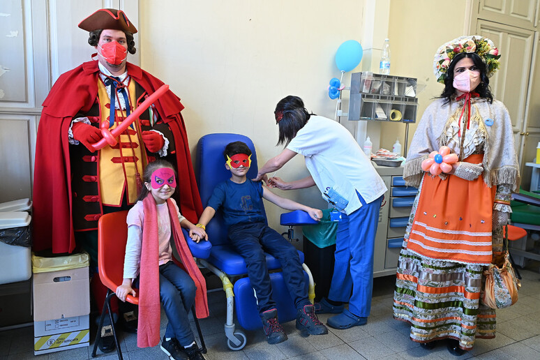 Il Carnevale vaccinale per i bambini all 'ospedale Mauriziano di Torino - RIPRODUZIONE RISERVATA
