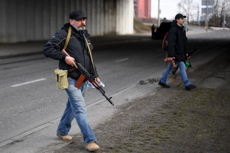 Ucraina: consegnati oltre 18.000 fucili ai volontari di Kiev © ANSA/AFP