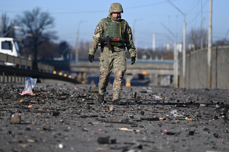 Un soldato ucraino © ANSA/AFP