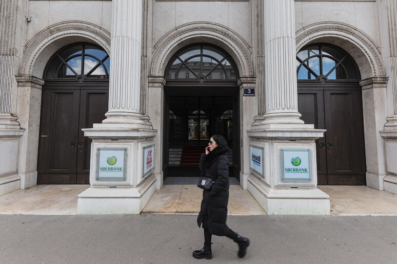 Una donna di fronte a una sede Sberbank (archivio) © ANSA/EPA