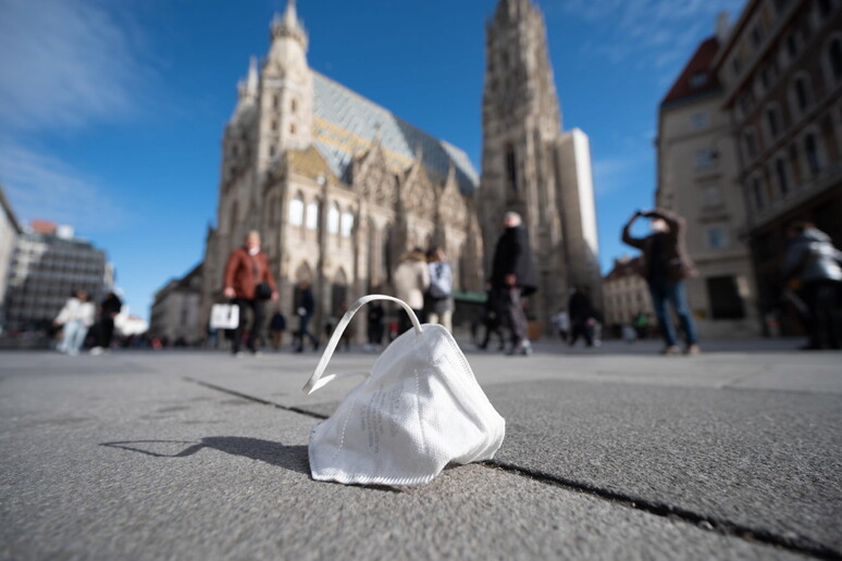 Una mascherina a terra nel centro di Vienna © ANSA/EPA