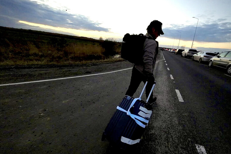 Ucraina: l 	'attore Sean Penn tra i profughi al confine polacco - RIPRODUZIONE RISERVATA