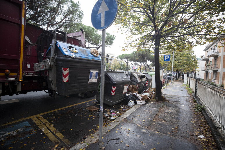 Cassonetti dei rifiuti a Roma in una foto d 'archivio - RIPRODUZIONE RISERVATA
