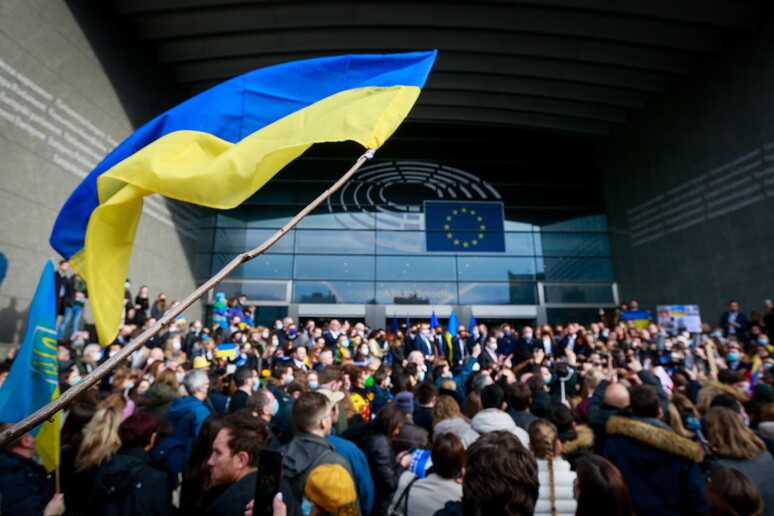 Un discorso di sostegno all 'Ucraina da parte di Roberta Metsola presidente dell 'Europarlamento, davanti alla sede del Pe © ANSA/EPA