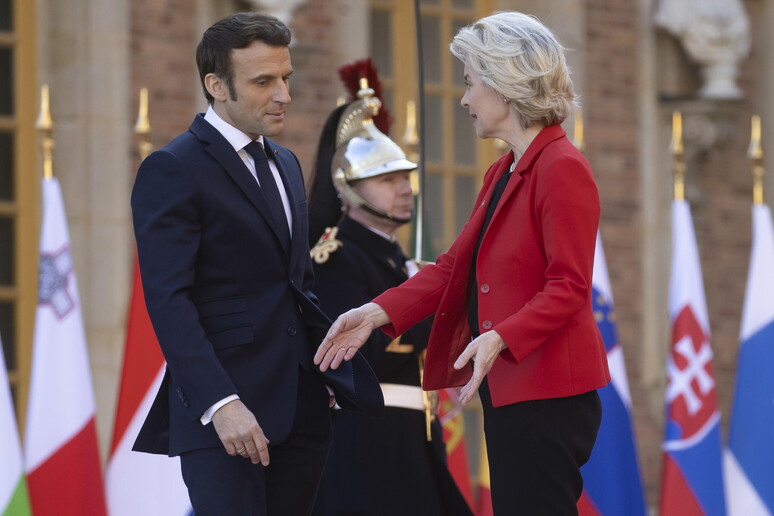 Macron con Ursula von der Leyen a Versailles © ANSA/EPA
