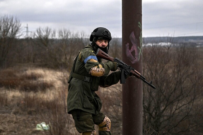 Ucraina: fuga da Irpin, i feriti portati via dalle macerie © ANSA/AFP