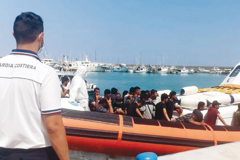 Sbarco di migranti in Calabria (foto d 'archivio) - RIPRODUZIONE RISERVATA