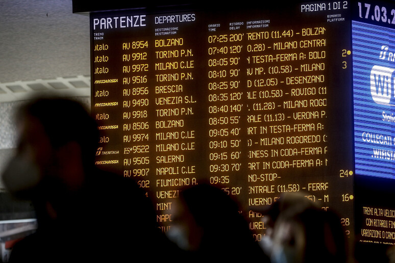 Un tabellone indica i ritardi dei treni (foto d 'archivio) - RIPRODUZIONE RISERVATA