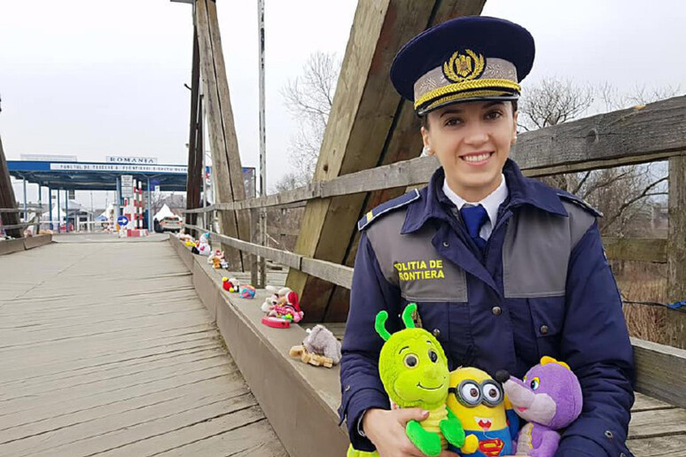 Il ponte di peluche che accoglie i bimbi in Romania - RIPRODUZIONE RISERVATA