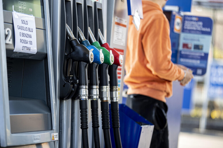 Bozza,accise benzina,gasolio,Gpl gi� di 8,5 cent per 1 mese - RIPRODUZIONE RISERVATA