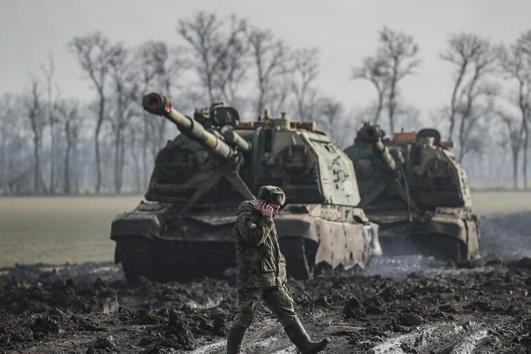 Veicoli militari russi a Rostov © ANSA/EPA