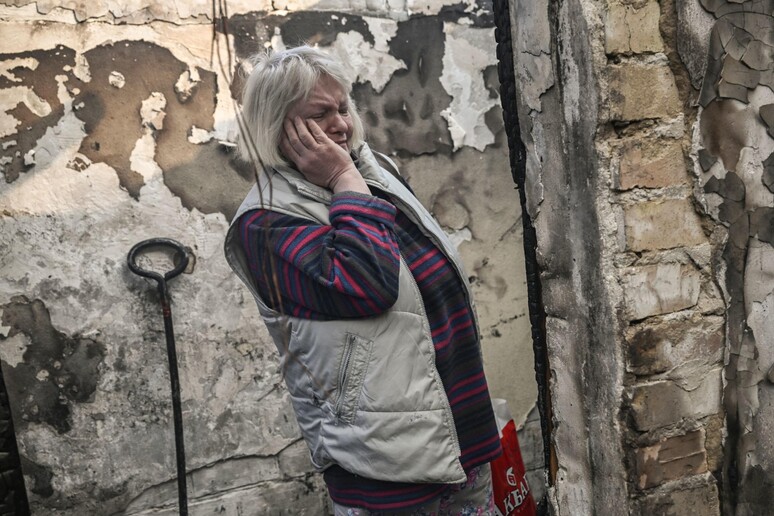 Una donna a Kiev © ANSA/AFP