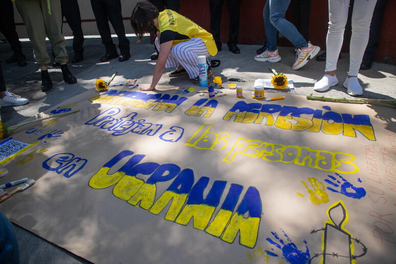 Attivisti di Amnesty manifestano per la fine della guerra in Ucraina © ANSA/EPA