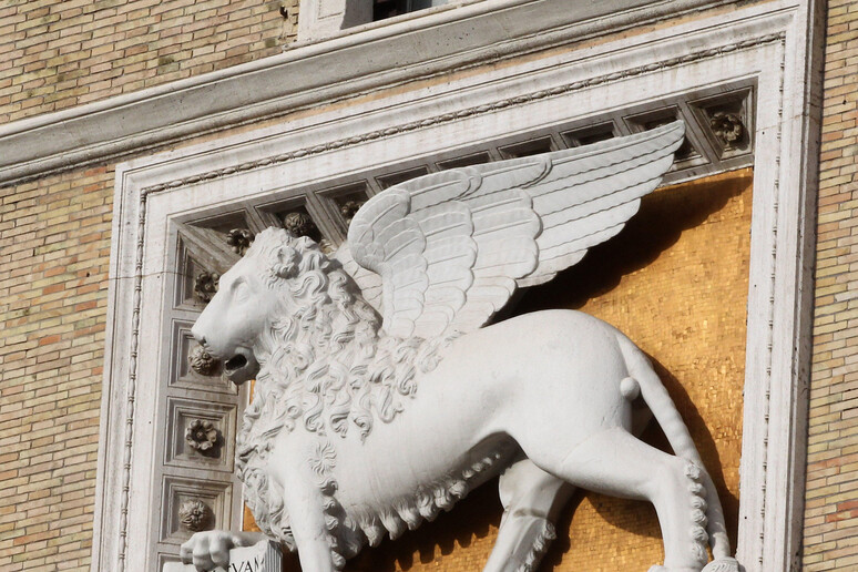 Un dettaglio del portone d 'ingresso del Palazzo delle Assicurazioni Generali a Roma - RIPRODUZIONE RISERVATA
