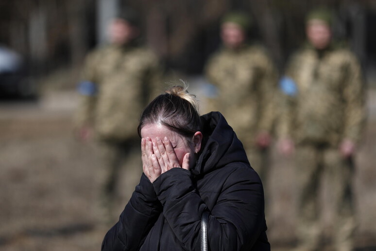 La disperazione di una donna in Ucraina (foto d 'archivio) © ANSA/EPA