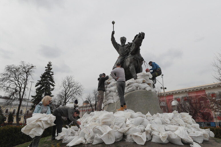Sacchi di sabbia  a difesa di un monumento a Kiev © ANSA/EPA