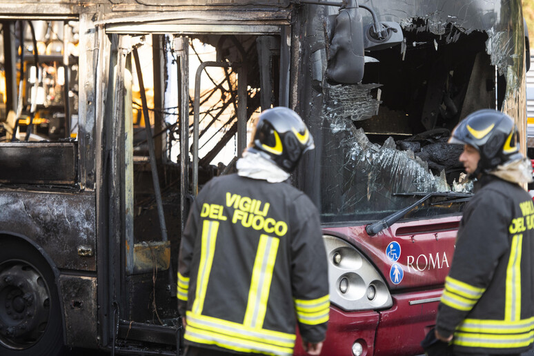 Bus in fiamme a Roma, nessun ferito - RIPRODUZIONE RISERVATA
