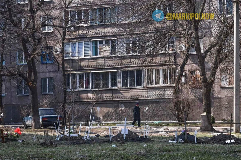Un palazzo distrutto a Mariupol - RIPRODUZIONE RISERVATA