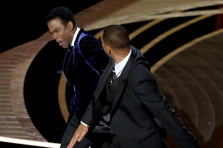 Will Smith dà un pugno a Chris Rock durante la notte degli Oscar © ANSA/AFP