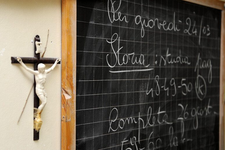 Un crocifisso in un 'aula scolastica (Foto di archivio) - RIPRODUZIONE RISERVATA