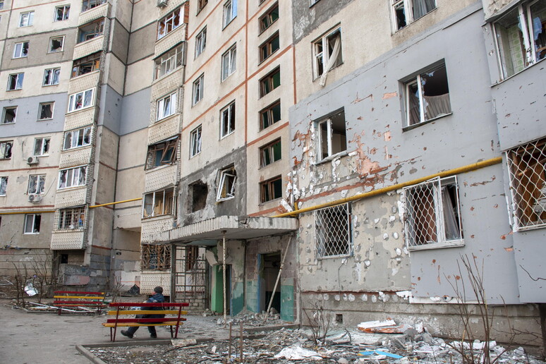 Palazzi danneggiati a Kharkiv © ANSA/EPA