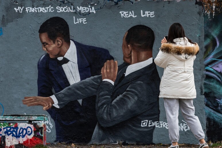 Lo schiaffo di Will Smith protagonista di un murale a Berlino © ANSA/AFP