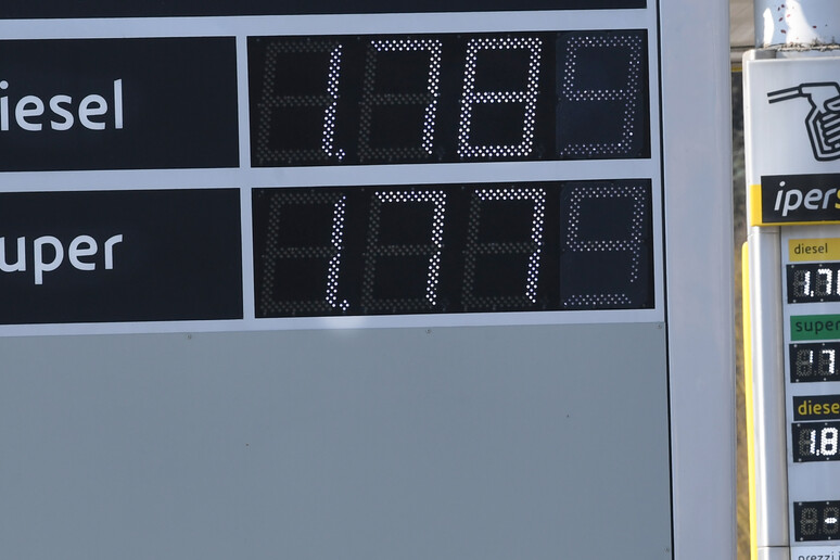 L 'aumento medio del prezzo della benzina è di un centesimo (foto d 'archivio) - RIPRODUZIONE RISERVATA
