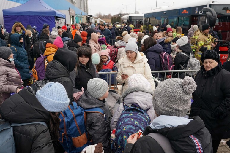 Rifugiati provenienti dall 'Ucraina al centro commerciale di Korczowa trasformato in rifugio in Polonia © ANSA/AFP