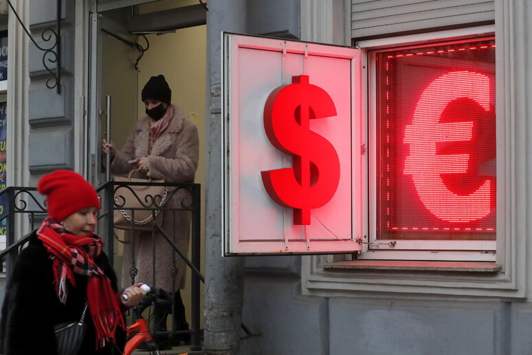 Il rublo si inabissa a 150 sul dollaro © ANSA/EPA