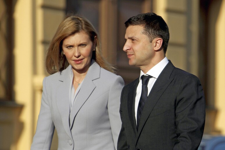 Olena Zelenska con il marito, il presidente ucraino Volodymyr Zelensky © ANSA/EPA