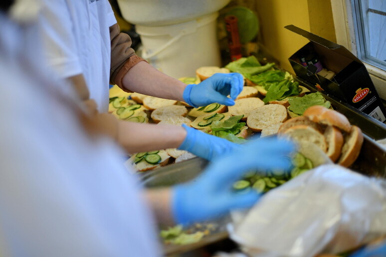 Volontari preparo il cibo per i rifugiati a Varsavia © ANSA/EPA