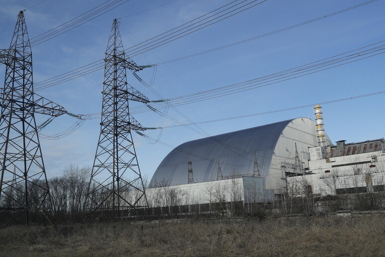 La centrale nucleare di Chernobyl con in gigantesco contenitore anti-radiazioni che copre il reattore esploso nel 1986 - RIPRODUZIONE RISERVATA