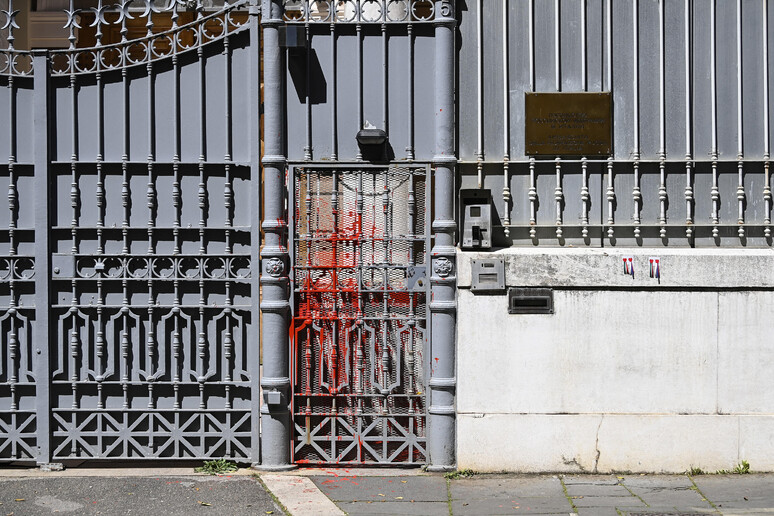 Il cancello dell 'ambasciata imbrattato di vernice - RIPRODUZIONE RISERVATA
