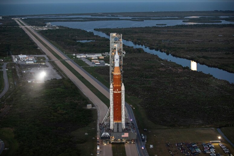 Il razzo Sls con la capsula Orion durante lo spostamento verso la piattaforma di lancio 39B del Kennedy Space Center, dove si stanno svolgendo i test (fonte: NASA/Kim Shiflett) - RIPRODUZIONE RISERVATA