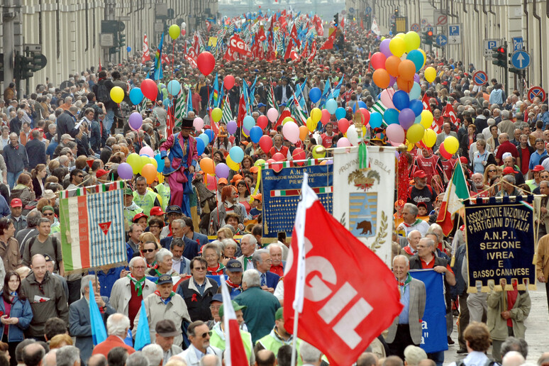 Manifestazione per il Primo Maggio a Torino in una foto d 'archivio - RIPRODUZIONE RISERVATA