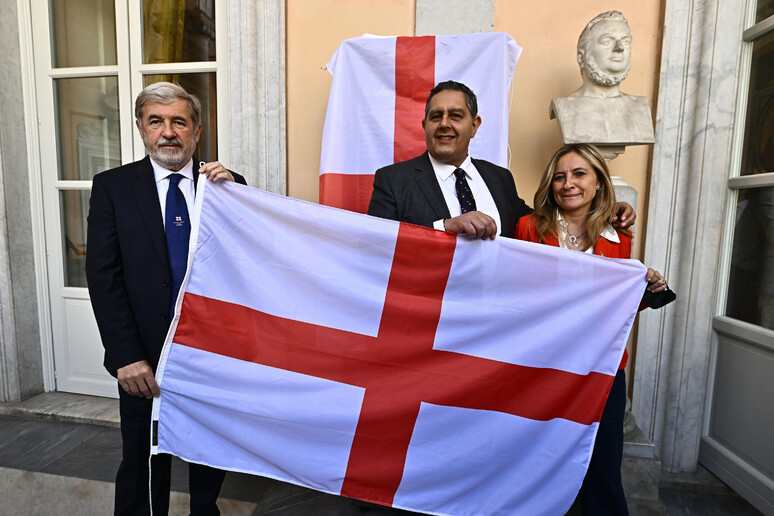 Paola Bordilli con Bucci e Toti alla presentazione della Festa della bandiera di Genova - RIPRODUZIONE RISERVATA