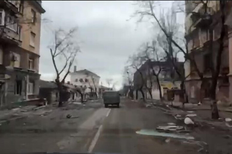 Un frame tratto da un video su Mariupol - RIPRODUZIONE RISERVATA