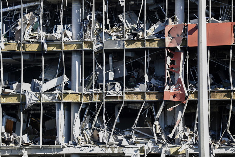 Centro commerciale bombardato a Kiev © ANSA/EPA