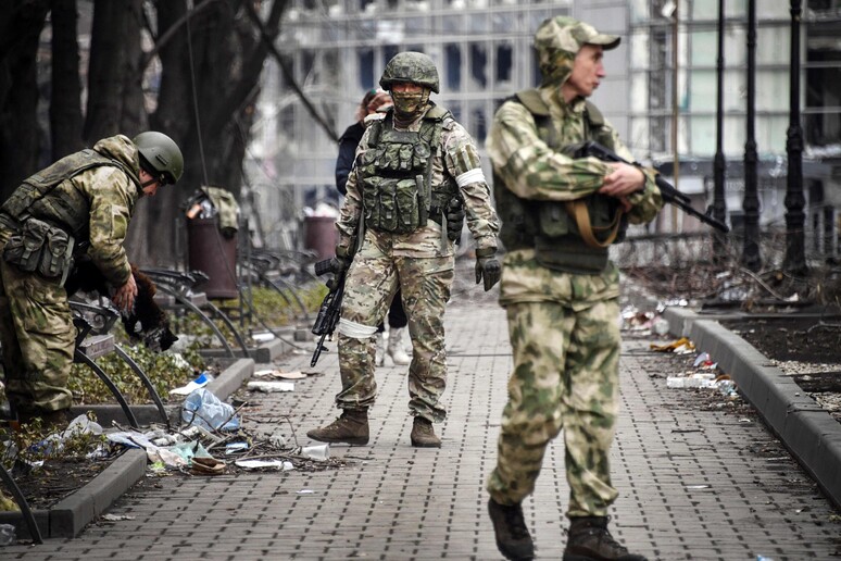 Soldati russi nelle strade di Mariupol © ANSA/AFP