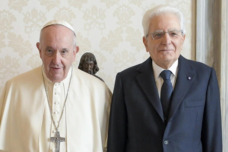 Papa Francesco e il presidente Mattarella © ANSA/EPA
