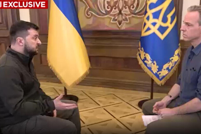Un fermo immagine tratto da un video della TV CNN durante l 'intervista esclusiva al presidente ucraino Volodymyr Zelensky. ANSA/CNN - RIPRODUZIONE RISERVATA