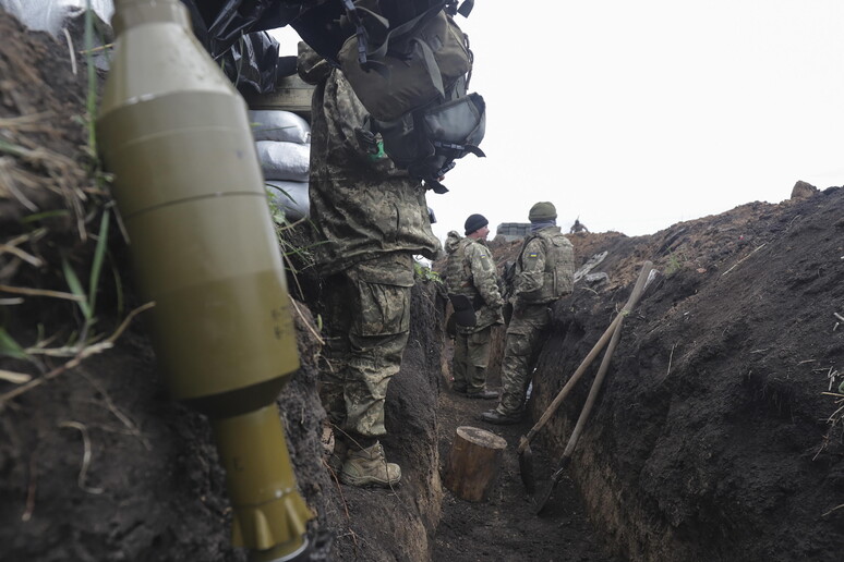 Soldati ucraini nel Donbass © ANSA/A
