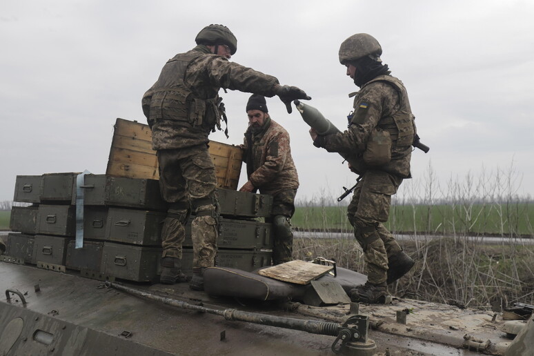 Soldati ucraini nel Donbass © ANSA/EPA
