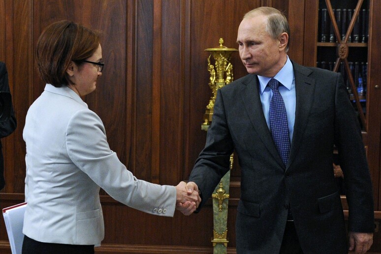 Il presidente russo Vladimir Putin e la governatrice della banca centrale russa Elvira Nabiullina © ANSA/EPA