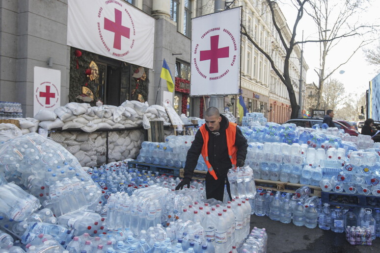 Volontari distribuiscono acqua a Mykolaiv © ANSA/EPA